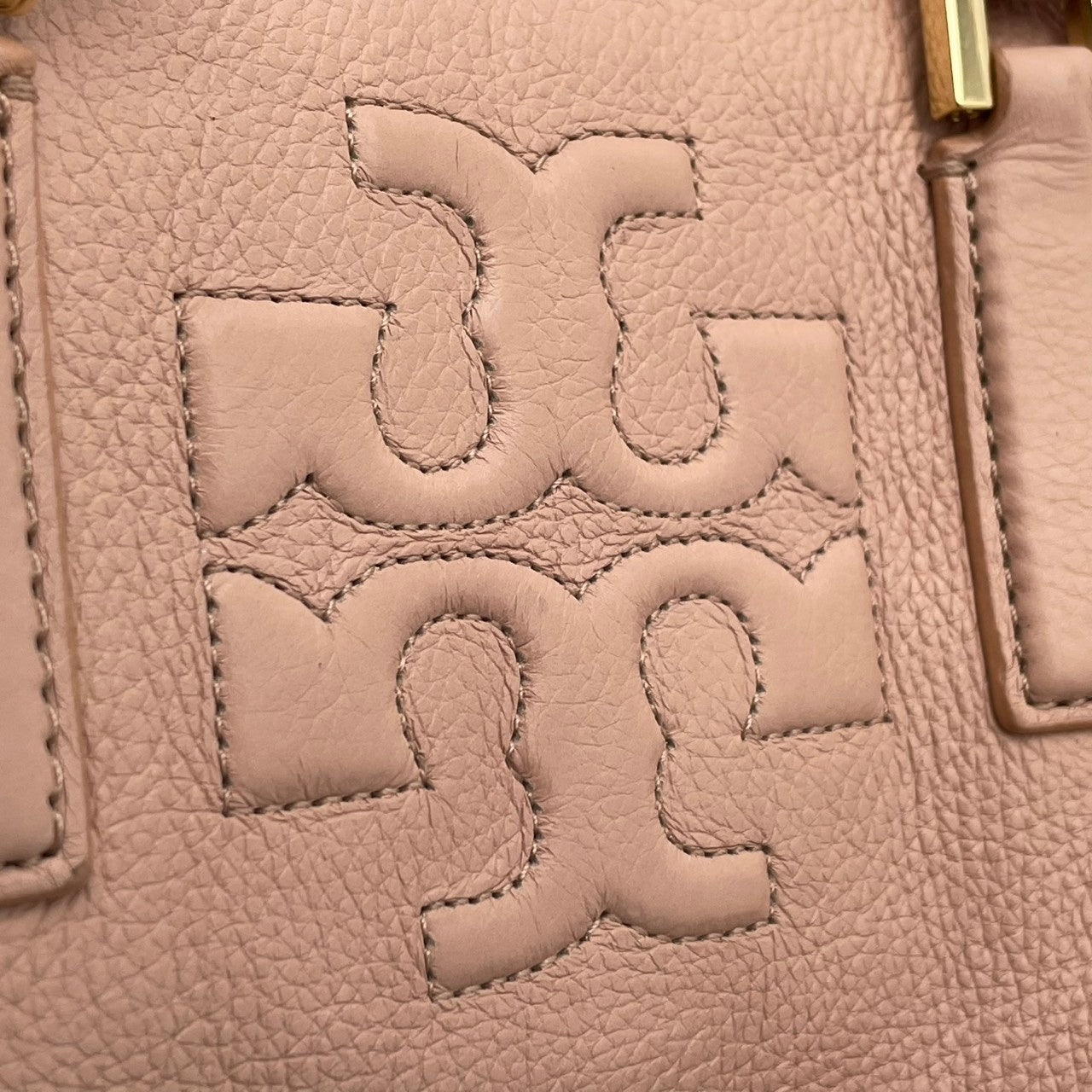 【美品】 トリーバーチ TORY BURCH ティア Thea スモール トートバッグ ハンドバッグ ショルダーバッグ 2WAY レザー 本革 ピンクベージュ ゴールド金具 斜め掛け可 クロスボディ 自立可 エレガント 上品 レディース 定番 人気 S60