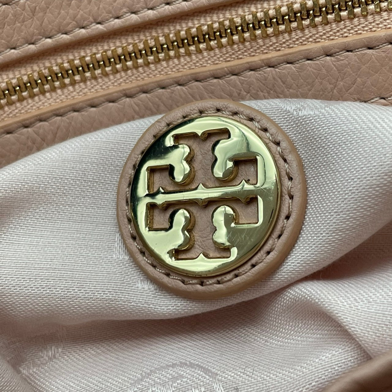 【美品】 トリーバーチ TORY BURCH ティア Thea スモール トートバッグ ハンドバッグ ショルダーバッグ 2WAY レザー 本革 ピンクベージュ ゴールド金具 斜め掛け可 クロスボディ 自立可 エレガント 上品 レディース 定番 人気 S60