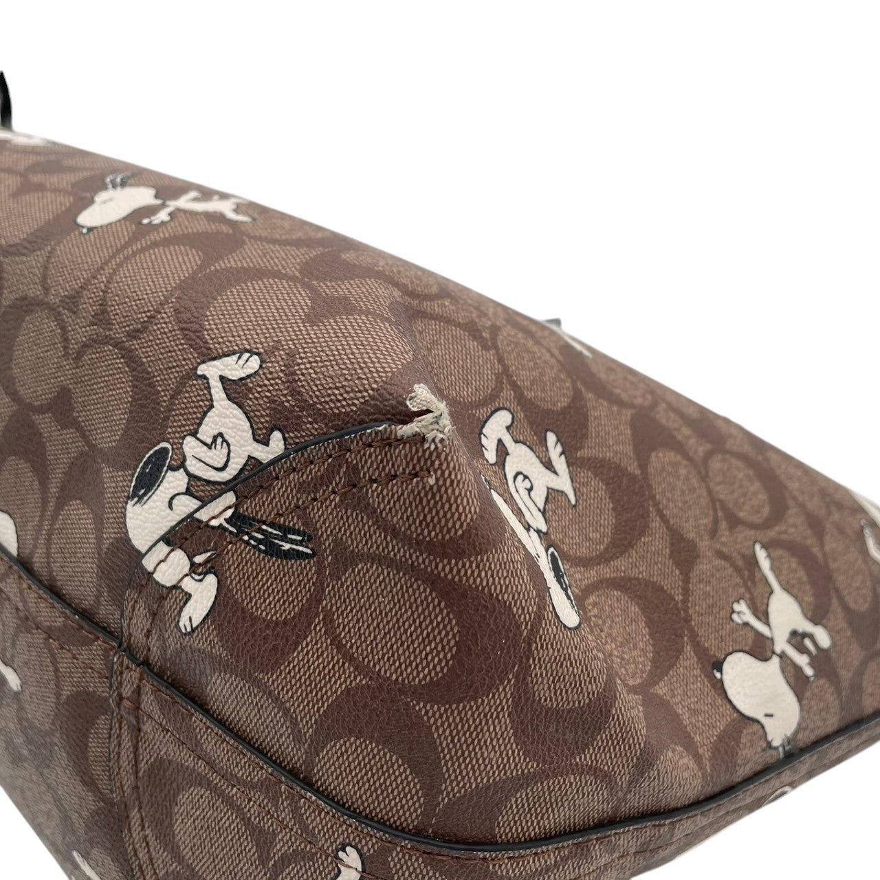 COACH コーチ × PEANUTS ピーナッツ コラボ シティトート PVC レザー ベージュ ブラウン レディース シグネチャー キャラクター 大容量 A4収納 通勤 通学 限定 コレクター 希少 6160 s83