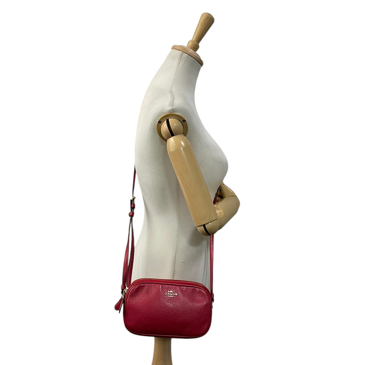 美品 COACH コーチ クロスボディポーチ ショルダーバッグ ピーブルドレザー ワインレッド 赤 レディース ゴールド金具 ダブルジップ コンパクト デイリー お出かけ 斜め掛け 軽量 F30259 s83