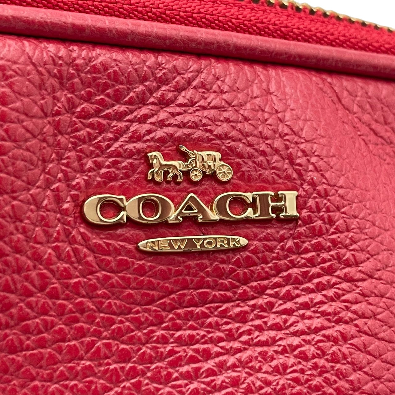 美品 COACH コーチ クロスボディポーチ ショルダーバッグ ピーブルドレザー ワインレッド 赤 レディース ゴールド金具 ダブルジップ コンパクト デイリー お出かけ 斜め掛け 軽量 F30259 s83