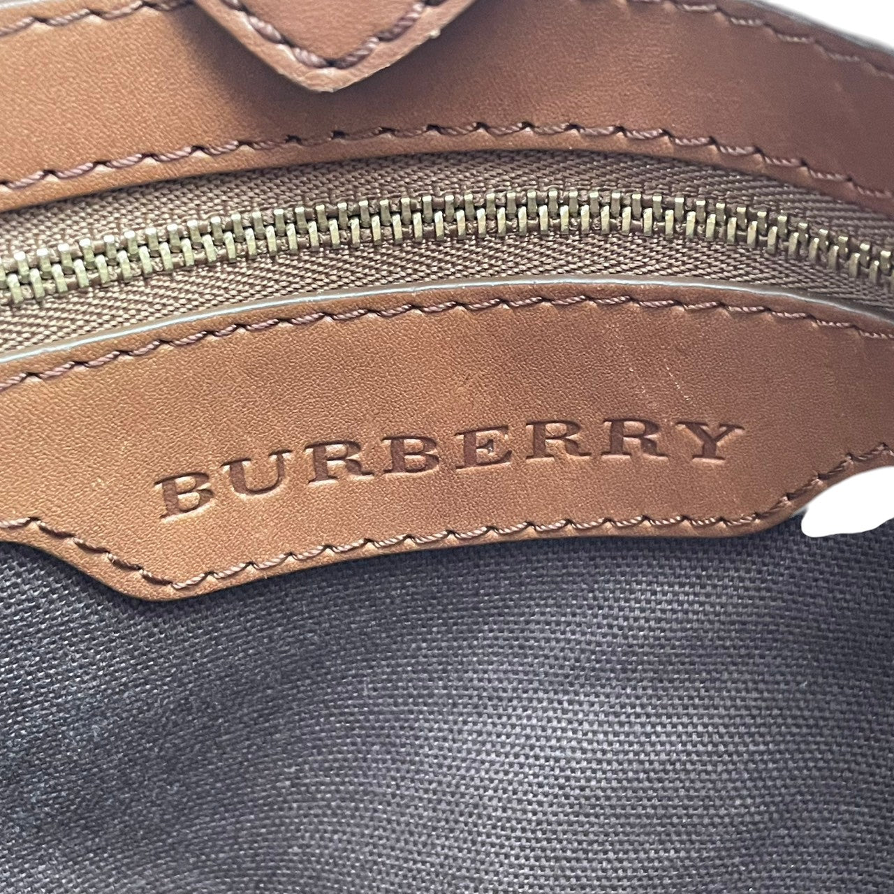【美品】 バーバリー BURBERRY ハンドバッグ トートバッグ PVC レザー 本革 ブラウン 茶 メガチェック ノバチェック ゴールド金具 肩掛け お出かけ デイリー エレガント 上品 レディース 定番 人気 カバン S92