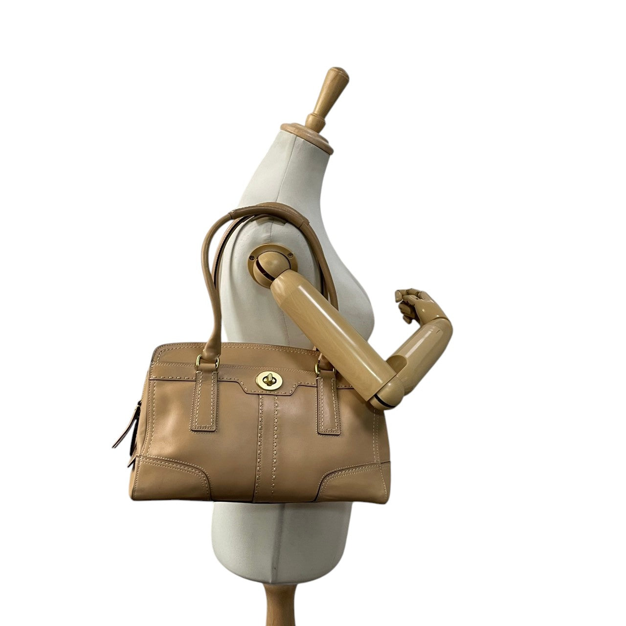 【美品】 コーチ COACH ハンドバッグ トートバッグ ハンプトンズ サッチェル レザー 本革 ベージュ ターンロック ゴールド金具 肩掛け 大容量 お出かけ デイリー エレガント 上品 通勤 通学 レディース 定番 S81