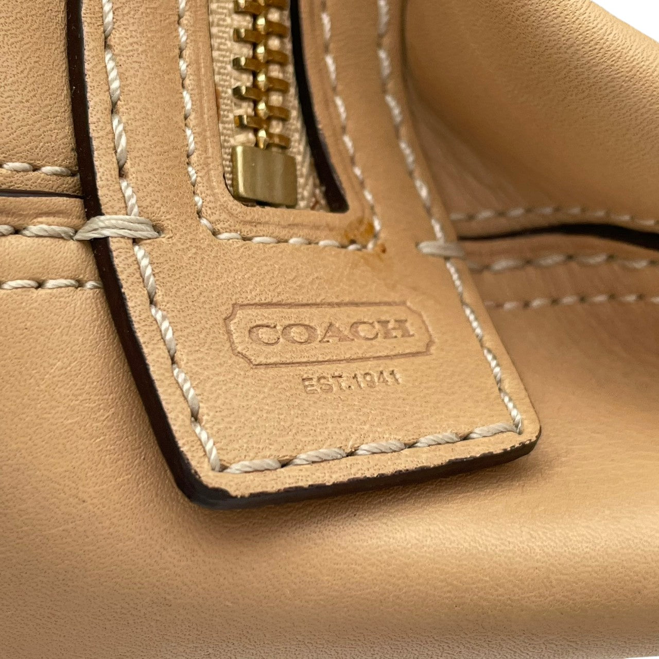 【美品】 コーチ COACH ハンドバッグ トートバッグ ハンプトンズ サッチェル レザー 本革 ベージュ ターンロック ゴールド金具 肩掛け 大容量 お出かけ デイリー エレガント 上品 通勤 通学 レディース 定番 S81