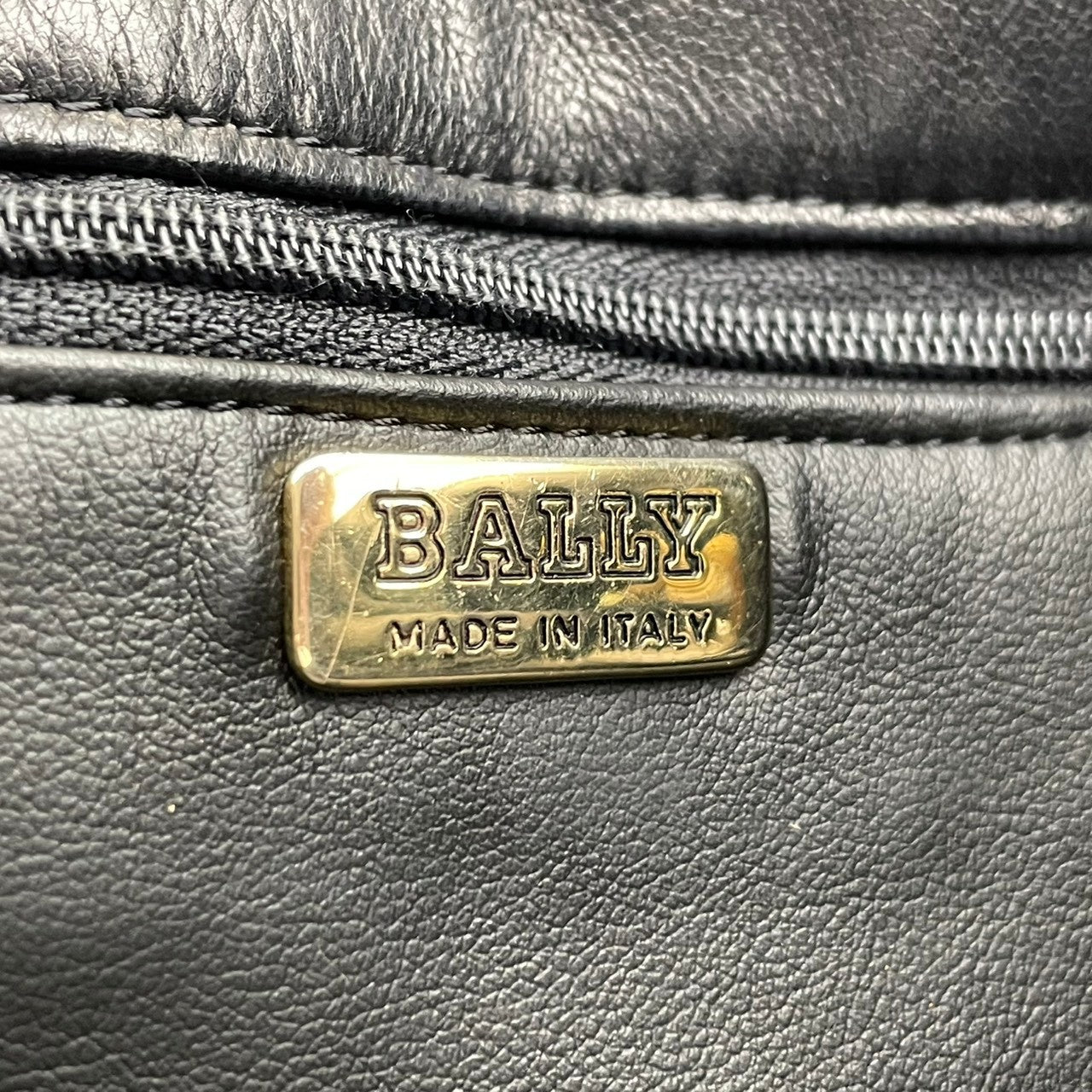 【良品】バリー BALLY ショルダーバッグ メッセンジャーバッグ レザー 本革 ブラック 黒 フラップ 斜め掛け クロスボディ 通勤 通学 デイリー メンズ レディース ユニセックス 定番 人気 鞄 カバン S93