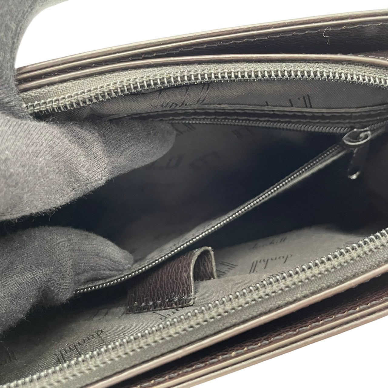 【美品】 ダンヒル dunhill セカンドバッグ クラッチバッグ レザー 本革 シボ革 ブラウン 茶 ゴールド金具 ロゴプレート ストラップ付 メンズ 紳士 ビジネス 通勤 出張 冠婚葬祭 フォーマル カジュアル デイリー お出かけ 上品 定番 S93