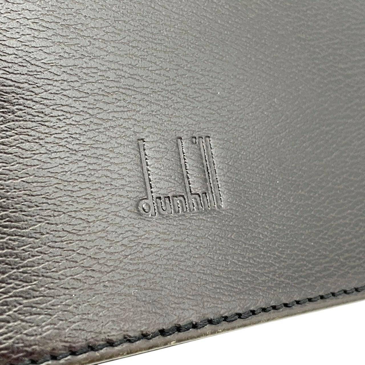 【美品】 ダンヒル dunhill セカンドバッグ クラッチバッグ レザー 本革 シボ革 ブラウン 茶 ゴールド金具 ロゴプレート ストラップ付 メンズ 紳士 ビジネス 通勤 出張 冠婚葬祭 フォーマル カジュアル デイリー お出かけ 上品 定番 S93