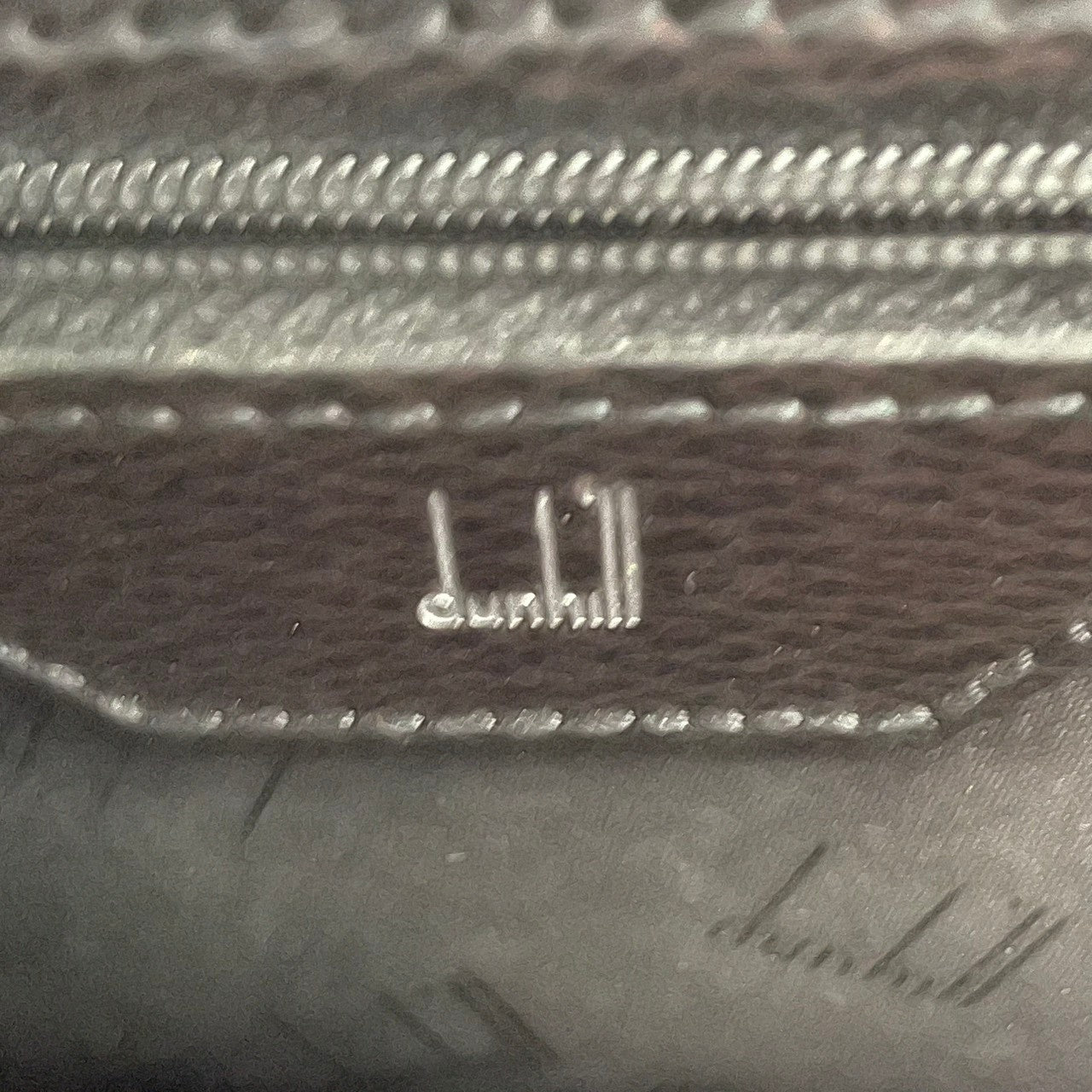 【美品】 ダンヒル dunhill セカンドバッグ クラッチバッグ レザー 本革 シボ革 ブラウン 茶 ゴールド金具 ロゴプレート ストラップ付 メンズ 紳士 ビジネス 通勤 出張 冠婚葬祭 フォーマル カジュアル デイリー お出かけ 上品 定番 S93
