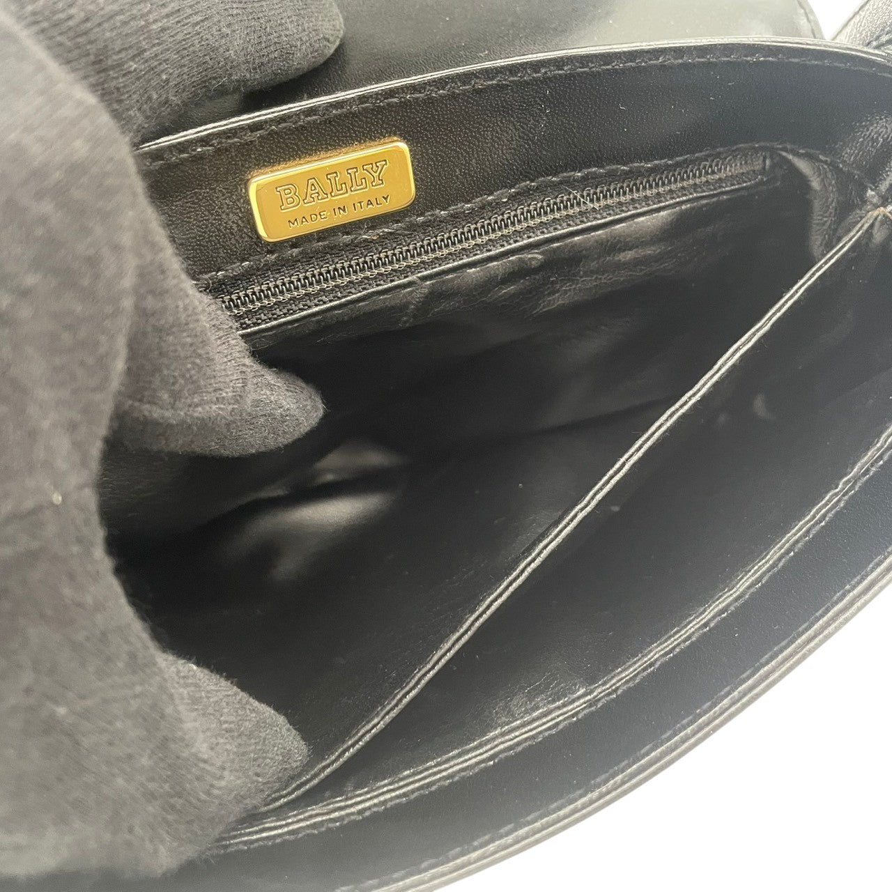 【良品】 バリー BALLY ショルダーバッグ クロスボディ ポシェット レザー 本革 ブラック 黒 斜め掛け コンパクト メンズ レディース ユニセックス デイリー お出かけ トラベル 定番 人気 鞄 カバン S93