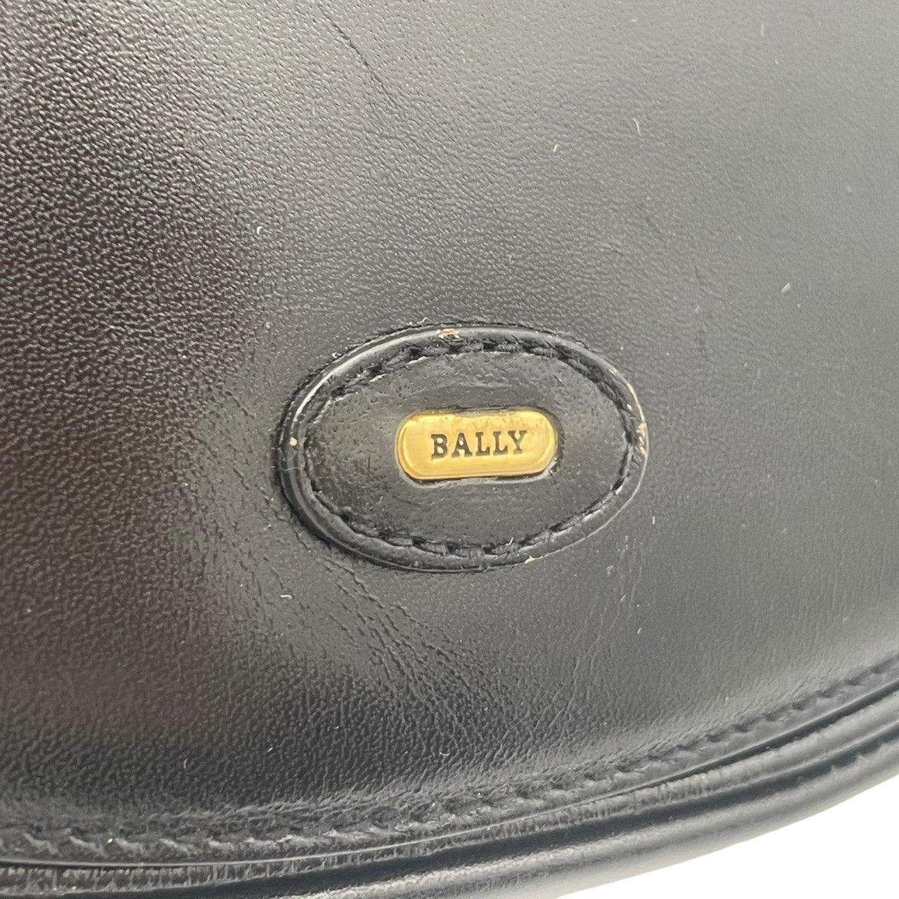 【良品】 バリー BALLY ショルダーバッグ クロスボディ ポシェット レザー 本革 ブラック 黒 斜め掛け コンパクト メンズ レディース ユニセックス デイリー お出かけ トラベル 定番 人気 鞄 カバン S93