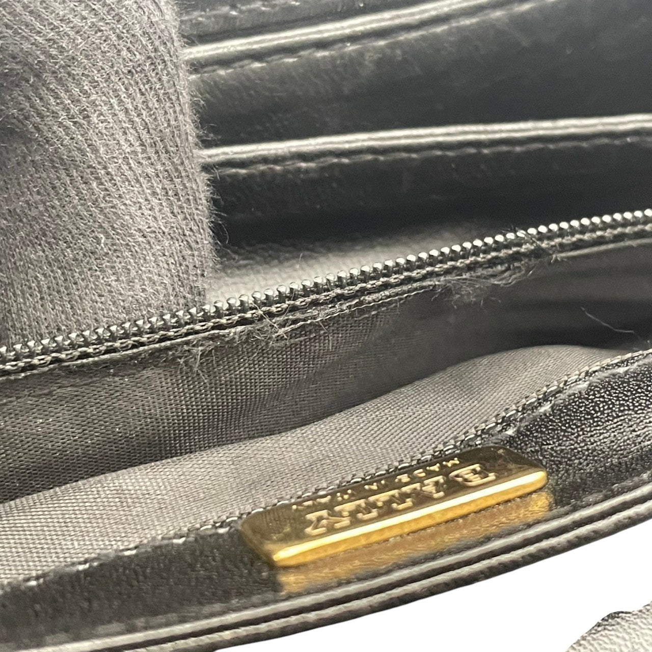 【良品】 バリー BALLY ショルダーバッグ クロスボディ ポシェット レザー 本革 ブラック 黒 斜め掛け コンパクト メンズ レディース ユニセックス デイリー お出かけ トラベル 定番 人気 鞄 カバン S93