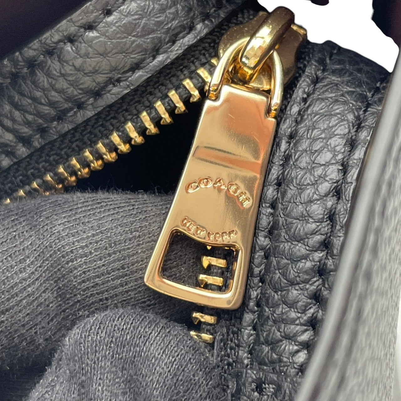 【良品】 コーチ COACH セントラル トート ウィズ ジップ 69424 レザー 本革 ブラック 黒 大容量 A4収納 肩掛け ファスナー 通勤 通学 ビジネス お出かけ エレガント カジュアル レディース 定番 人気 鞄 カバン S82