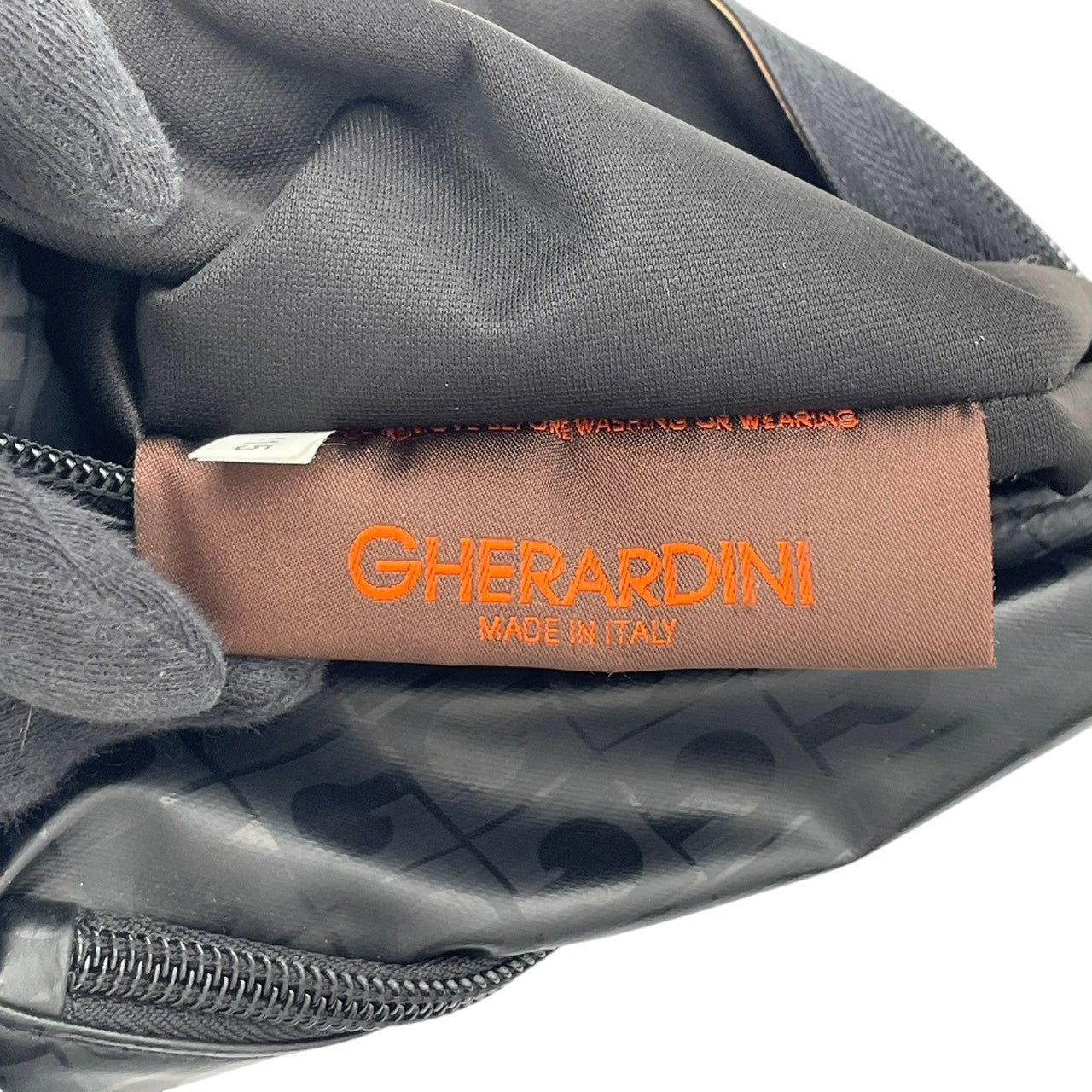【美品】 ゲラルディーニ ソフティ ショルダーバッグ ブラック 黒 ナイロン 軽量 Gロゴ 総柄 肩掛け 斜め掛け 旅行 通勤 通学 お出かけ カジュアル デイリー 上品 シンプル メンズ レディース 定番 人気 鞄 カバン S22