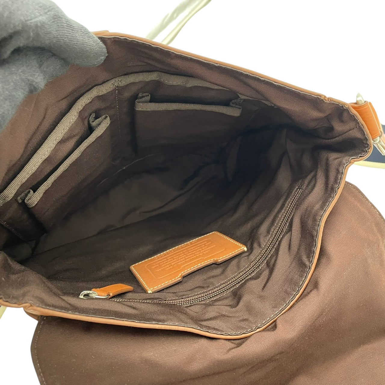 【美品】COACH コーチ ヘリテージ ウェブレザー メッセンジャーバッグ ショルダーバッグ 本革 キャメルブラウン 茶 斜め掛け クロスボディ 通勤 通学 ビジネス 大容量 A4収納 メンズ カジュアル デイリー F70555 S58