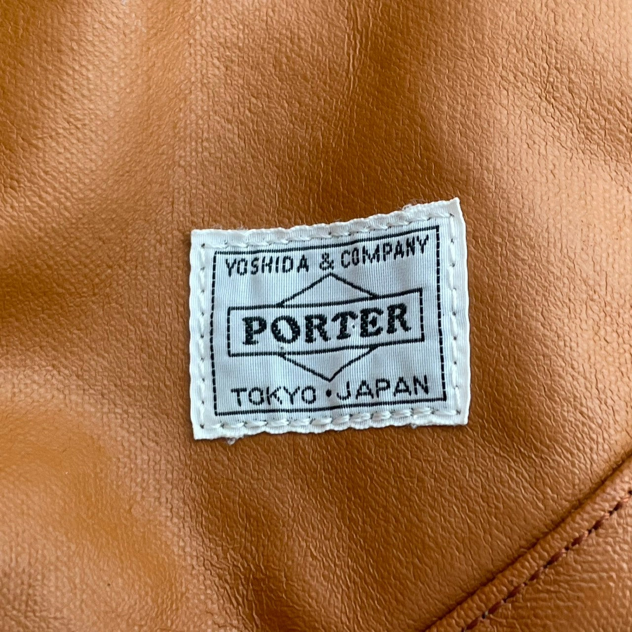 【美品】PORTER ポーター FREE STYLE フリースタイル ショルダーバッグ クロスボディ 斜め掛け PVC キャメルブラウン 茶色 軽量 大容量 A4収納 通勤 通学 旅行 トラベル メンズ レディース ユニセックス 吉田カバン S65