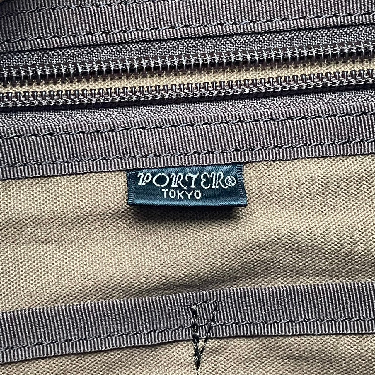 【美品】PORTER ポーター FREE STYLE フリースタイル ショルダーバッグ クロスボディ 斜め掛け PVC キャメルブラウン 茶色 軽量 大容量 A4収納 通勤 通学 旅行 トラベル メンズ レディース ユニセックス 吉田カバン S65