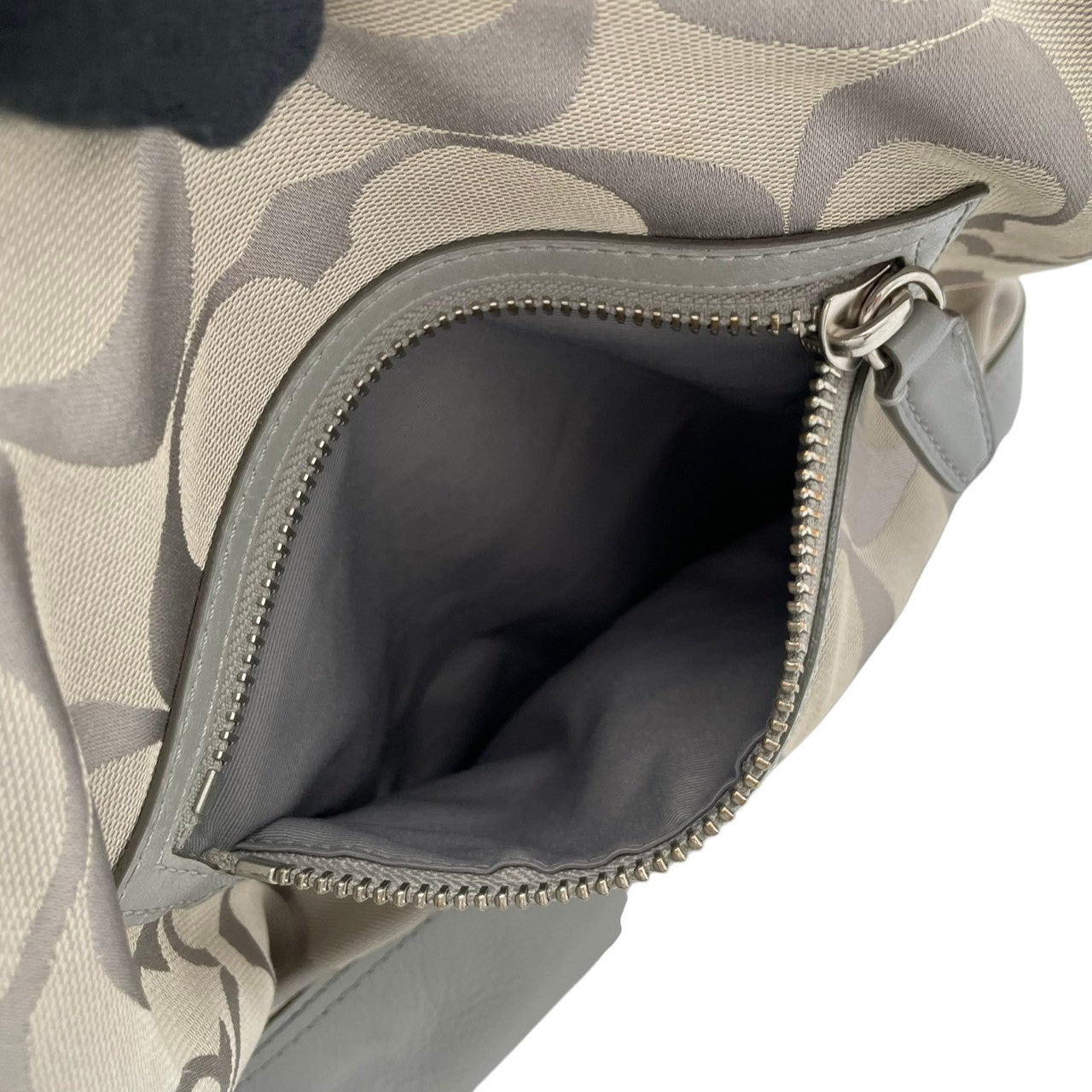 【良品】コーチ レガシー シグネチャー ダッフル ショルダーバッグ キャンバス レザー ベージュ グレー 2way 斜め掛け 大容量 A4収納 通勤 通学 レディース ブランドバッグ 高級感 定番 人気 ビンテージ感 丈夫 カジュアル おしゃれ S49
