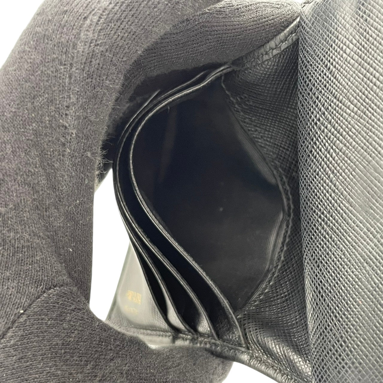 【良品】プラダ 二つ折り財布 サフィアーノメタル 黒 ブラック コンパクトウォレット レザー 本革 ミニ財布 ロゴ 金具 通勤 通学 レディース メンズ ユニセックス 定番 人気 ブランド財布 シンプル 上品 高級感 大人可愛い 小銭入れ カード入れ M3