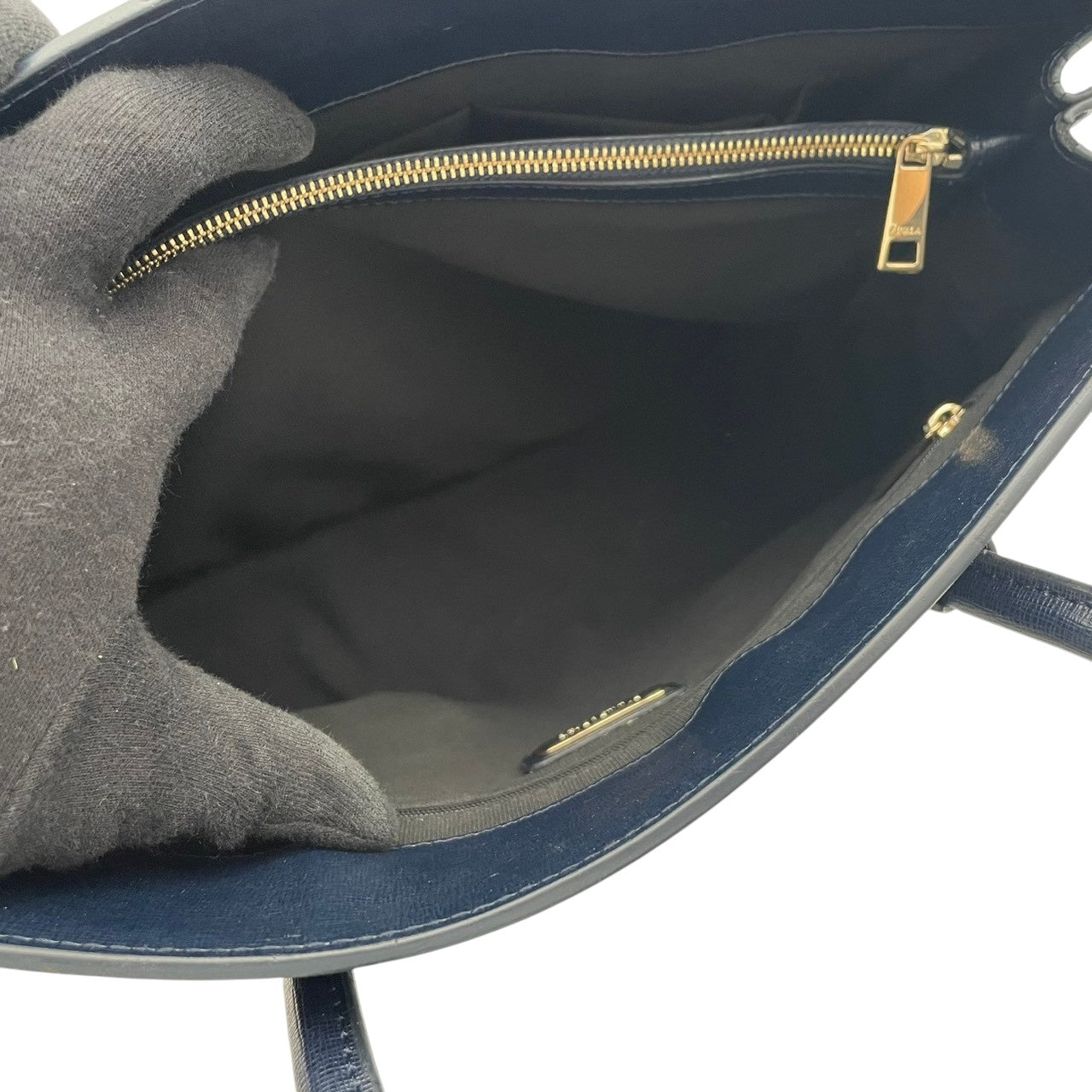 【良品】フルラ トートバッグ ネイビー レザー 本革 肩掛け A4収納 通勤 通学 ビジネス レディース 人気 定番 普段使い 高級感 丈夫 お出かけ カジュアル フォーマル エレガント ブランドバッグ おしゃれ デザイン性 収納力抜群 実用性 S16