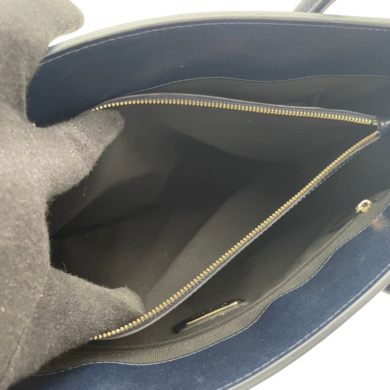 【良品】フルラ トートバッグ ネイビー レザー 本革 肩掛け A4収納 通勤 通学 ビジネス レディース 人気 定番 普段使い 高級感 丈夫 お出かけ カジュアル フォーマル エレガント ブランドバッグ おしゃれ デザイン性 収納力抜群 実用性 S16