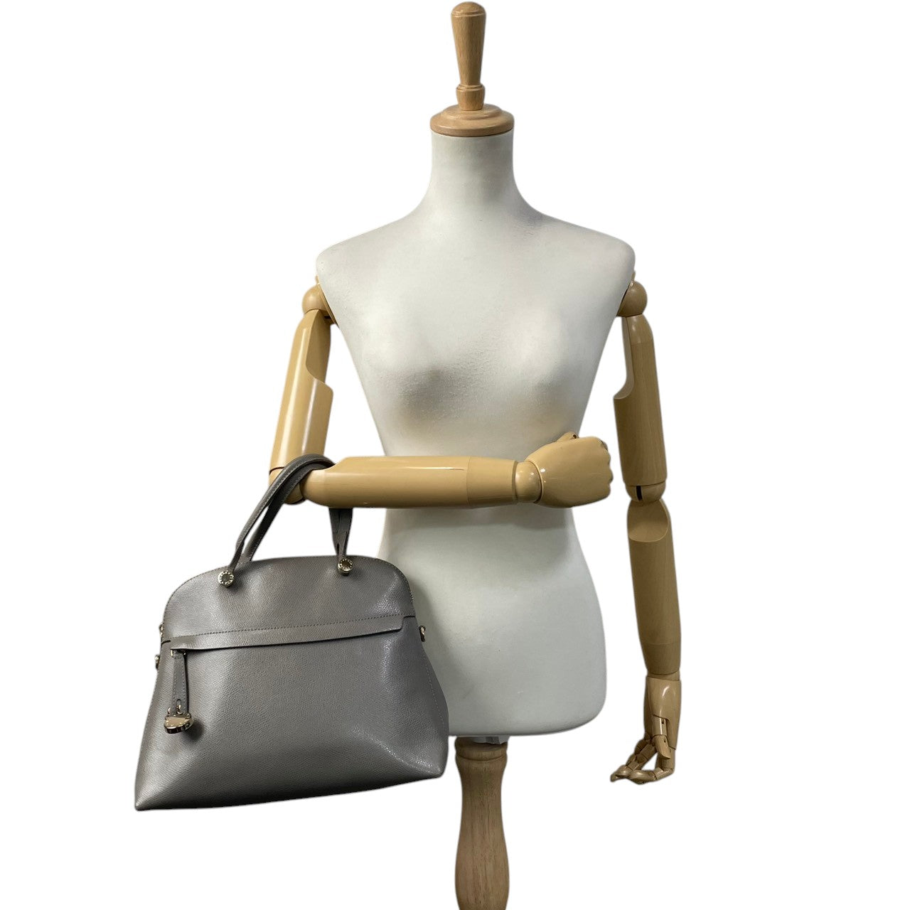 【良品】フルラ パイパー ハンドバッグ グレー レザー 2WAY ショルダーバッグ 斜め掛け 斜めがけ 金具 通勤 通学 ビジネス レディース 人気 定番 普段使い 高級感 上品 おしゃれ シンプル 大人可愛い ブランドバッグ 収納力抜群 丈夫 S16