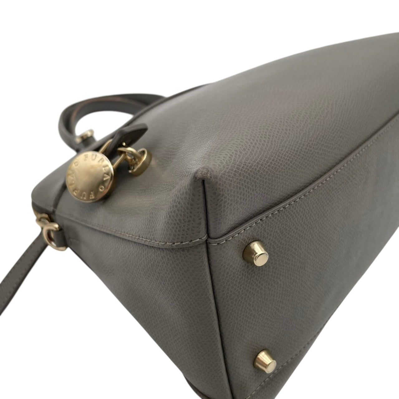 【良品】フルラ パイパー ハンドバッグ グレー レザー 2WAY ショルダーバッグ 斜め掛け 斜めがけ 金具 通勤 通学 ビジネス レディース 人気 定番 普段使い 高級感 上品 おしゃれ シンプル 大人可愛い ブランドバッグ 収納力抜群 丈夫 S16