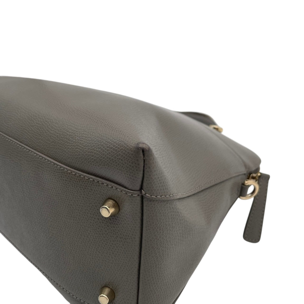 【良品】フルラ パイパー ハンドバッグ グレー レザー 2WAY ショルダーバッグ 斜め掛け 斜めがけ 金具 通勤 通学 ビジネス レディース 人気 定番 普段使い 高級感 上品 おしゃれ シンプル 大人可愛い ブランドバッグ 収納力抜群 丈夫 S16
