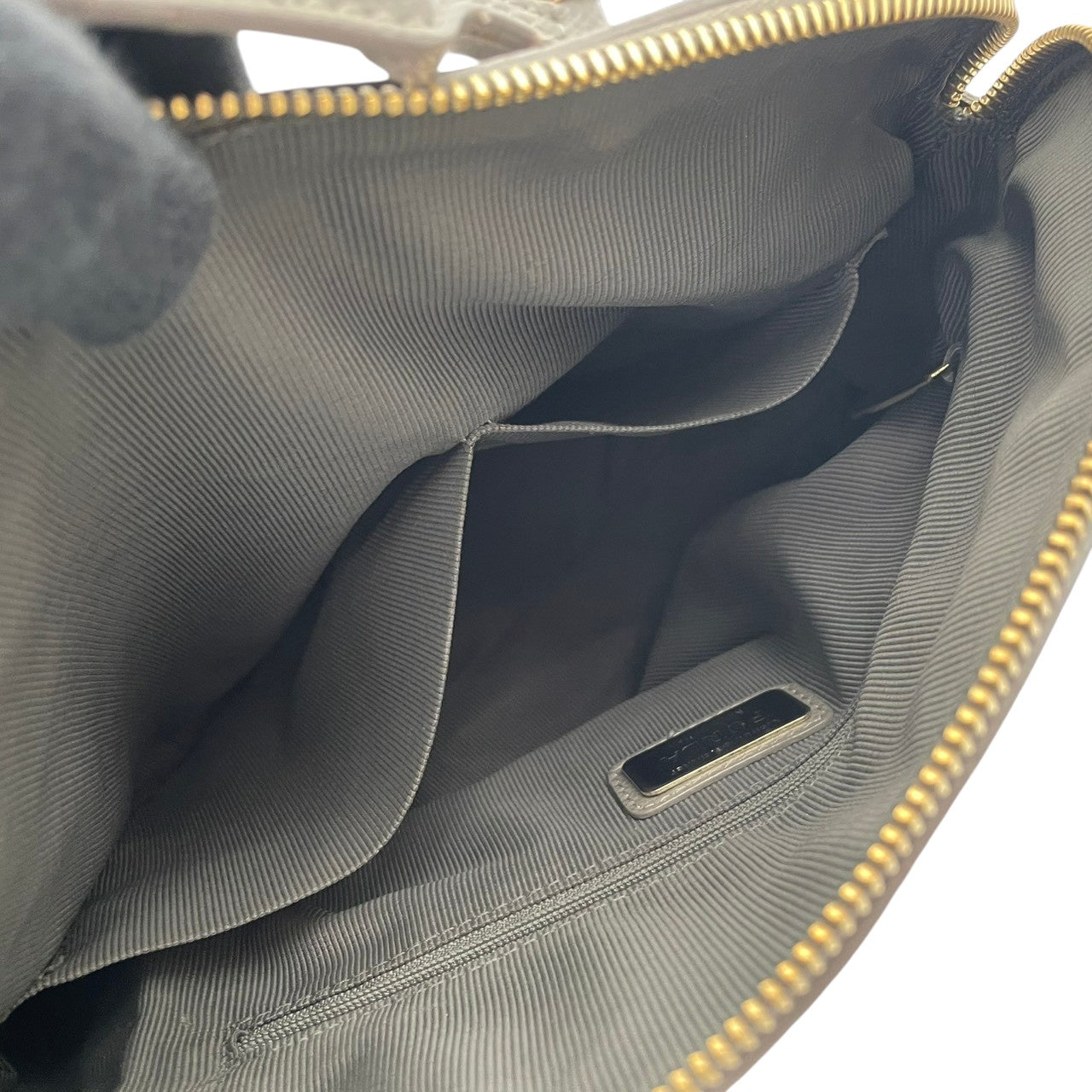 【良品】フルラ パイパー ハンドバッグ グレー レザー 2WAY ショルダーバッグ 斜め掛け 斜めがけ 金具 通勤 通学 ビジネス レディース 人気 定番 普段使い 高級感 上品 おしゃれ シンプル 大人可愛い ブランドバッグ 収納力抜群 丈夫 S16