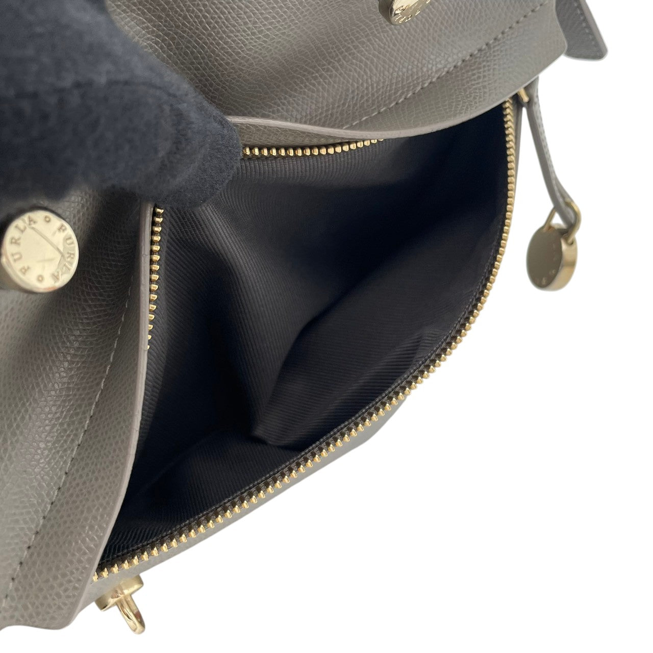 【良品】フルラ パイパー ハンドバッグ グレー レザー 2WAY ショルダーバッグ 斜め掛け 斜めがけ 金具 通勤 通学 ビジネス レディース 人気 定番 普段使い 高級感 上品 おしゃれ シンプル 大人可愛い ブランドバッグ 収納力抜群 丈夫 S16
