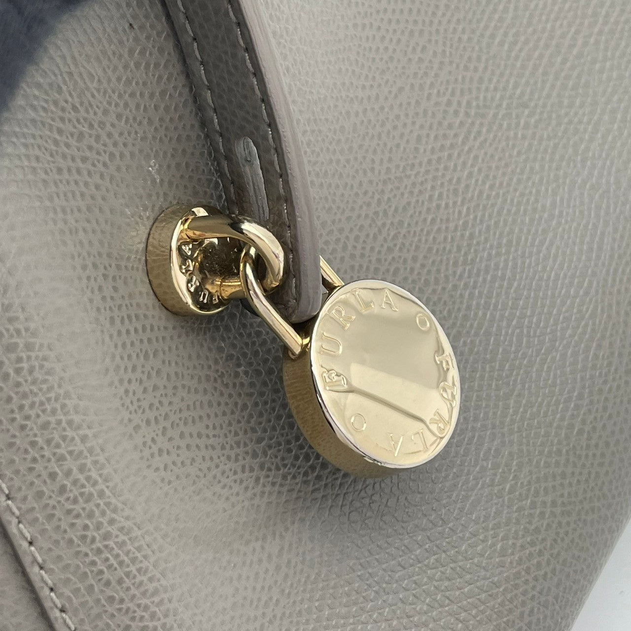 【良品】フルラ パイパー ハンドバッグ グレー レザー 2WAY ショルダーバッグ 斜め掛け 斜めがけ 金具 通勤 通学 ビジネス レディース 人気 定番 普段使い 高級感 上品 おしゃれ シンプル 大人可愛い ブランドバッグ 収納力抜群 丈夫 S16