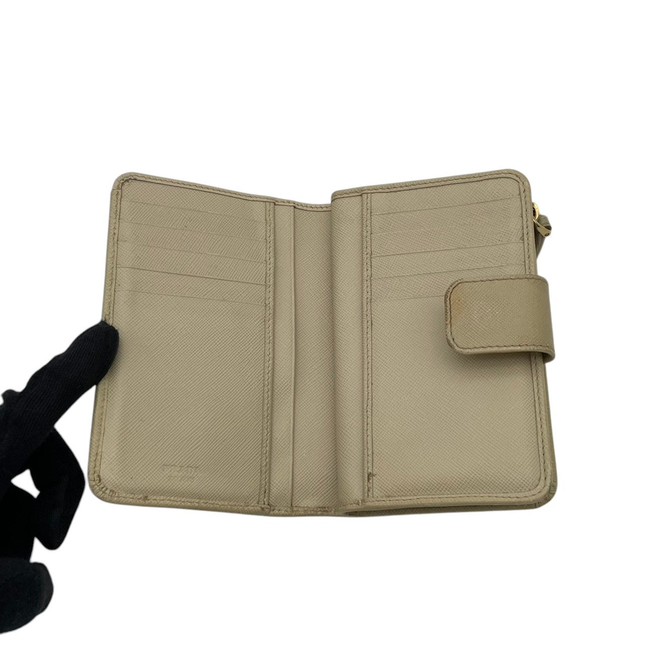 【良品】プラダ サフィアーノ 二つ折り財布 コンパクトウォレット L字ファスナー ベージュ レザー ミニ財布 レディース 人気 定番 ブランド ビジネス カジュアル エレガント 上品 高級感 大人可愛い おしゃれ 贈り物 ギフト プレゼント お出かけ W4