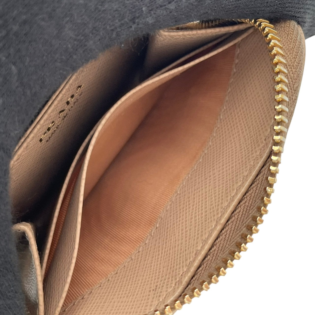 【良品】プラダ サフィアーノ 二つ折り財布 L字ファスナー コンパクト財布 ミニ財布 ベージュ レザー ロゴプレート レディース 人気 定番 ブランド ビジネス カジュアル 上品 エレガント 大人可愛い おしゃれ 贈り物 ギフト プレゼント デイリー W4