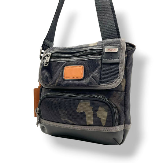 【美品】トゥミ TUMI ALPHA BRAVO ショルダーバッグ クロスボディ 迷彩 カモ柄 メンズ レディース 人気 定番 ビジネス カジュアル 通勤 通学 大容量 多機能 高耐久 旅行 シンプル 高級感 ブランド 上品 鞄 カバン 希少 S91