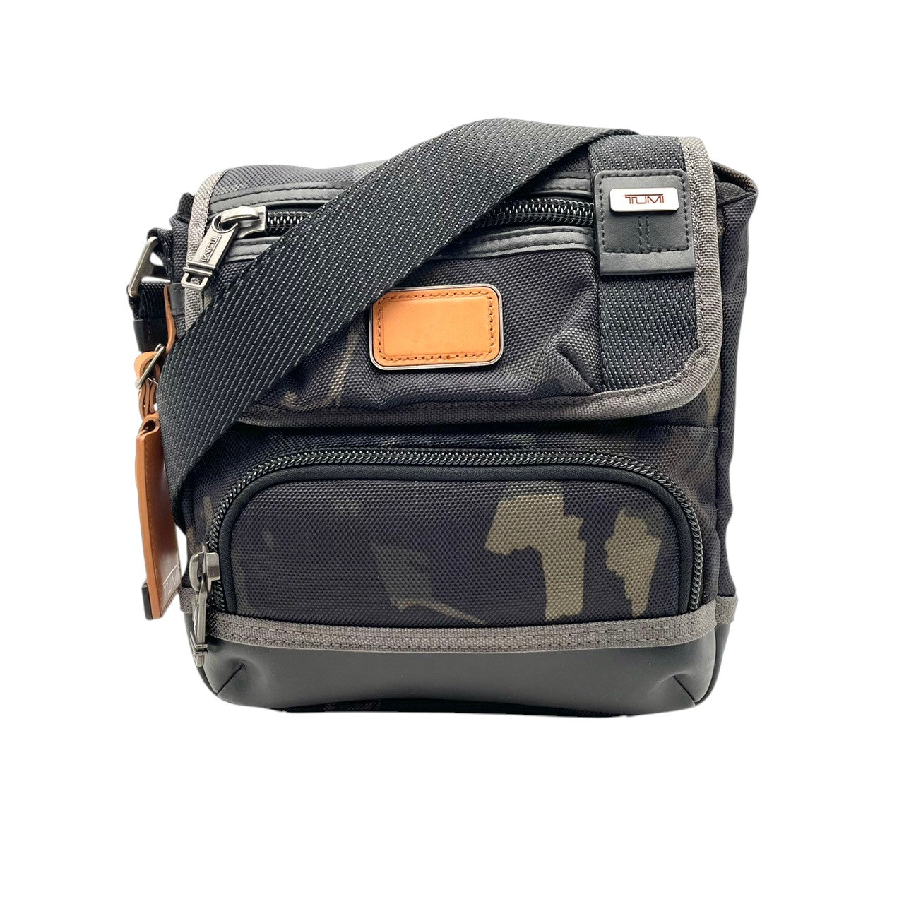 【美品】トゥミ TUMI ALPHA BRAVO ショルダーバッグ クロスボディ 迷彩 カモ柄 メンズ レディース 人気 定番 ビジネス カジュアル 通勤 通学 大容量 多機能 高耐久 旅行 シンプル 高級感 ブランド 上品 鞄 カバン 希少 S91