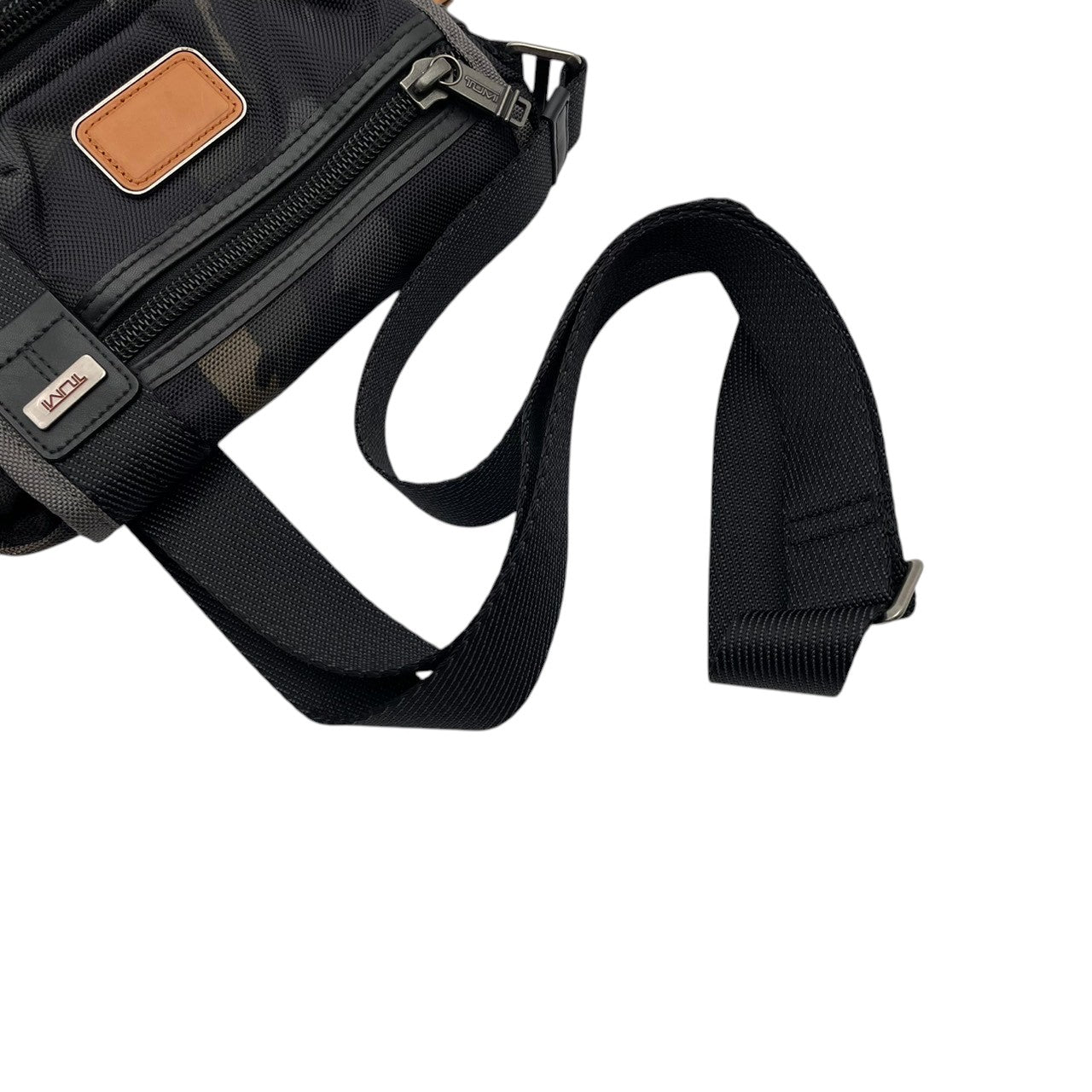 【美品】トゥミ TUMI ALPHA BRAVO ショルダーバッグ クロスボディ 迷彩 カモ柄 メンズ レディース 人気 定番 ビジネス カジュアル 通勤 通学 大容量 多機能 高耐久 旅行 シンプル 高級感 ブランド 上品 鞄 カバン 希少 S91