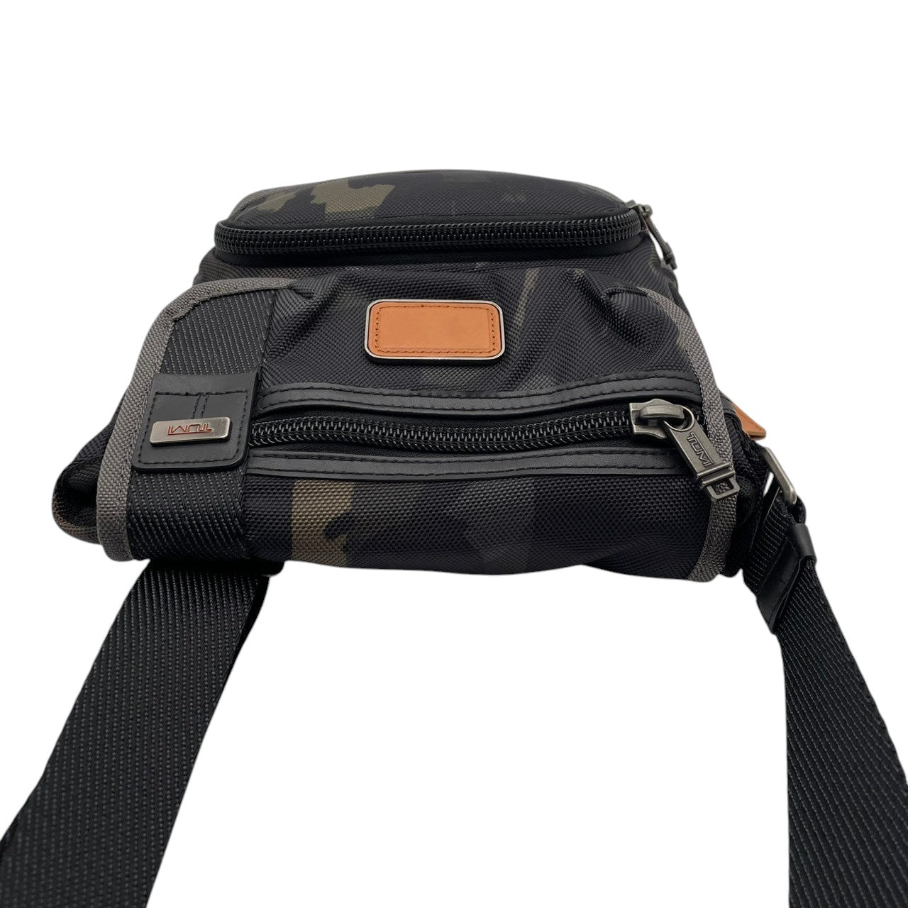 【美品】トゥミ TUMI ALPHA BRAVO ショルダーバッグ クロスボディ 迷彩 カモ柄 メンズ レディース 人気 定番 ビジネス カジュアル 通勤 通学 大容量 多機能 高耐久 旅行 シンプル 高級感 ブランド 上品 鞄 カバン 希少 S91