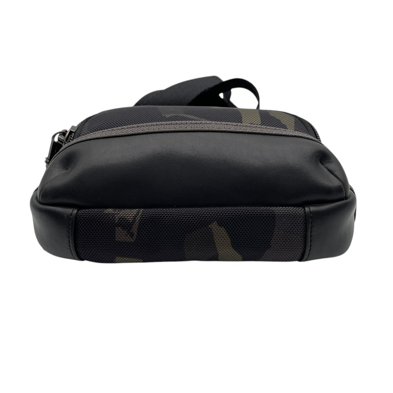 【美品】トゥミ TUMI ALPHA BRAVO ショルダーバッグ クロスボディ 迷彩 カモ柄 メンズ レディース 人気 定番 ビジネス カジュアル 通勤 通学 大容量 多機能 高耐久 旅行 シンプル 高級感 ブランド 上品 鞄 カバン 希少 S91