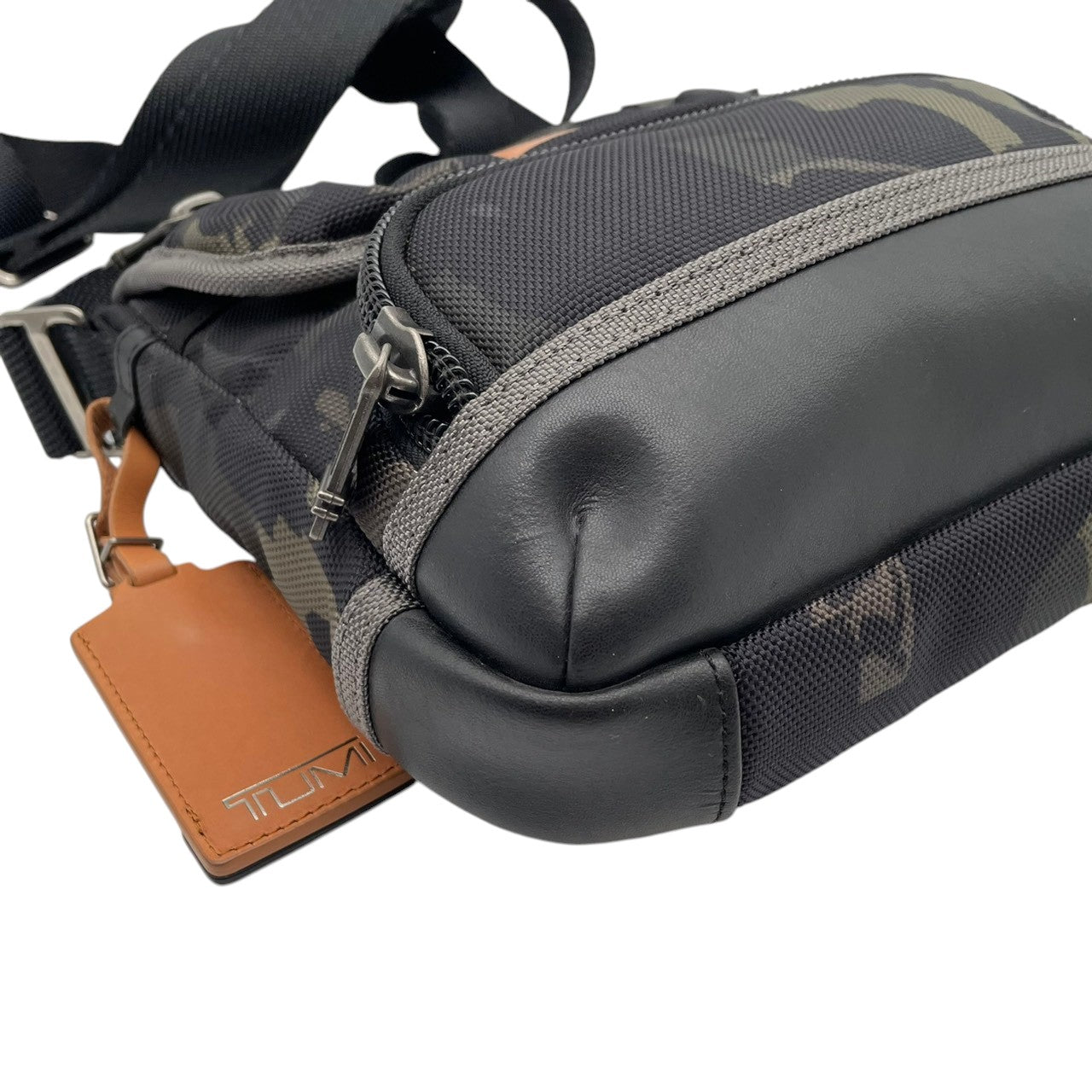 【美品】トゥミ TUMI ALPHA BRAVO ショルダーバッグ クロスボディ 迷彩 カモ柄 メンズ レディース 人気 定番 ビジネス カジュアル 通勤 通学 大容量 多機能 高耐久 旅行 シンプル 高級感 ブランド 上品 鞄 カバン 希少 S91