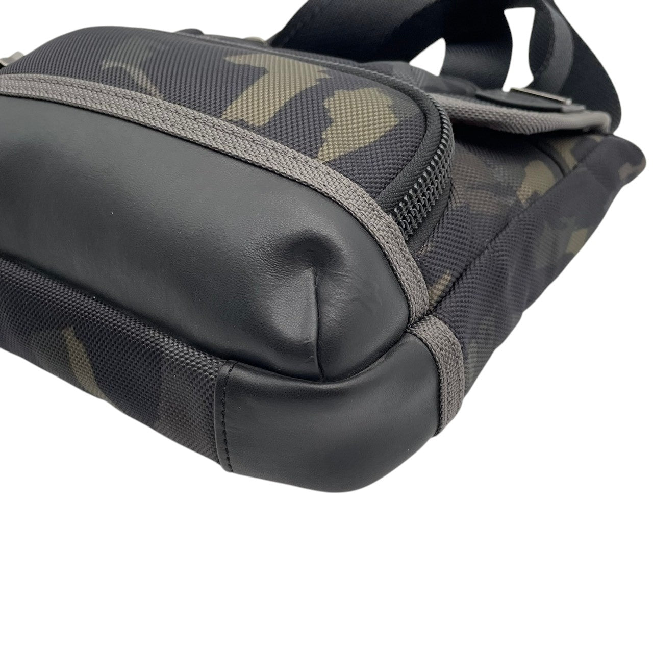 【美品】トゥミ TUMI ALPHA BRAVO ショルダーバッグ クロスボディ 迷彩 カモ柄 メンズ レディース 人気 定番 ビジネス カジュアル 通勤 通学 大容量 多機能 高耐久 旅行 シンプル 高級感 ブランド 上品 鞄 カバン 希少 S91