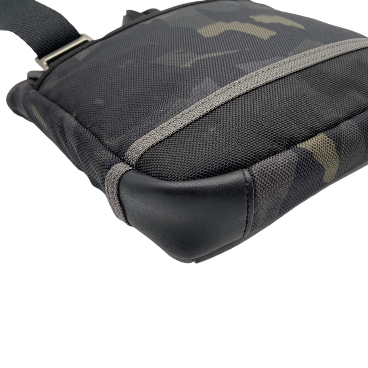 【美品】トゥミ TUMI ALPHA BRAVO ショルダーバッグ クロスボディ 迷彩 カモ柄 メンズ レディース 人気 定番 ビジネス カジュアル 通勤 通学 大容量 多機能 高耐久 旅行 シンプル 高級感 ブランド 上品 鞄 カバン 希少 S91
