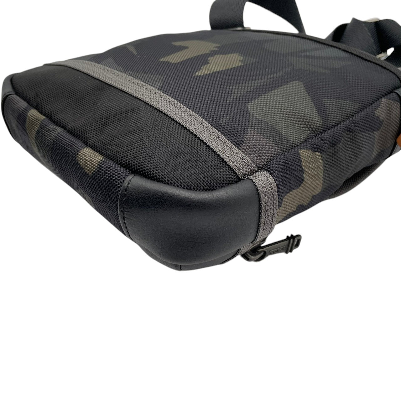 【美品】トゥミ TUMI ALPHA BRAVO ショルダーバッグ クロスボディ 迷彩 カモ柄 メンズ レディース 人気 定番 ビジネス カジュアル 通勤 通学 大容量 多機能 高耐久 旅行 シンプル 高級感 ブランド 上品 鞄 カバン 希少 S91