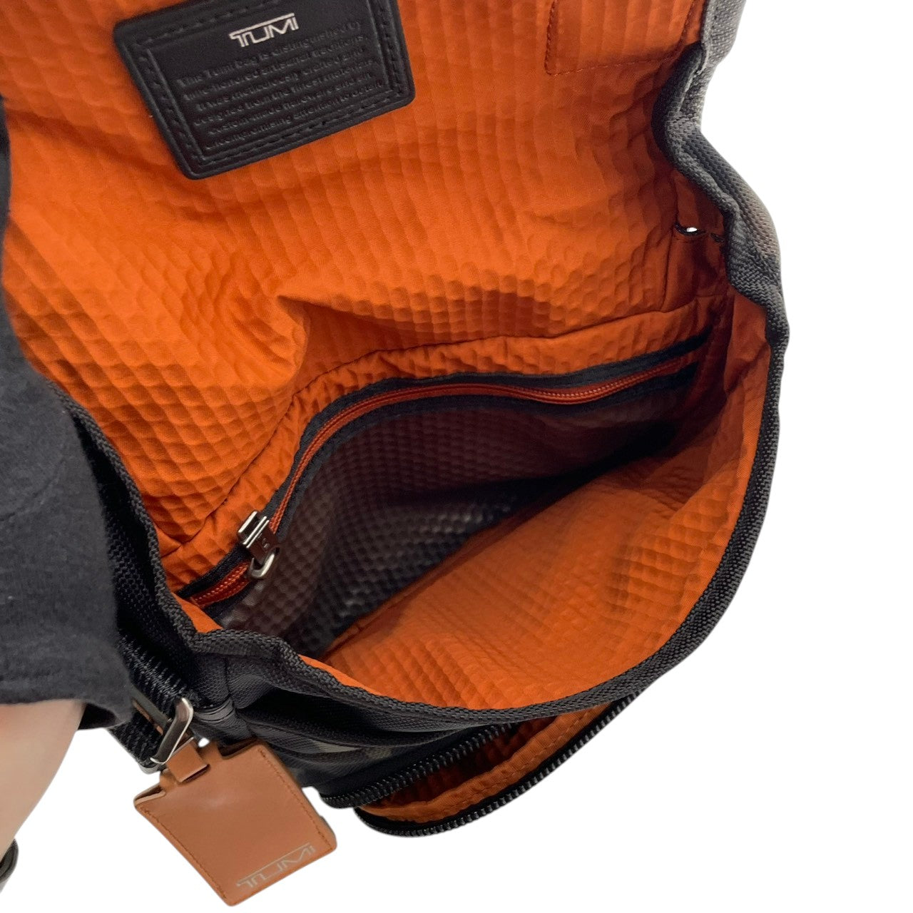 【美品】トゥミ TUMI ALPHA BRAVO ショルダーバッグ クロスボディ 迷彩 カモ柄 メンズ レディース 人気 定番 ビジネス カジュアル 通勤 通学 大容量 多機能 高耐久 旅行 シンプル 高級感 ブランド 上品 鞄 カバン 希少 S91