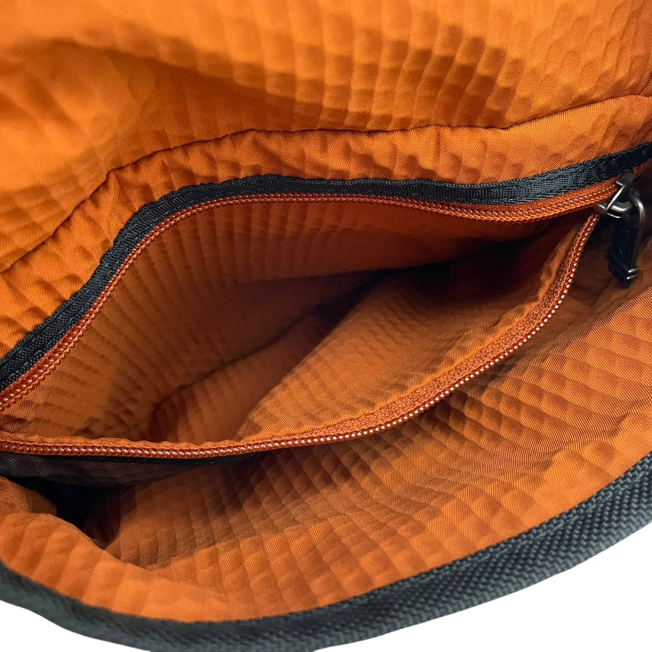 【美品】トゥミ TUMI ALPHA BRAVO ショルダーバッグ クロスボディ 迷彩 カモ柄 メンズ レディース 人気 定番 ビジネス カジュアル 通勤 通学 大容量 多機能 高耐久 旅行 シンプル 高級感 ブランド 上品 鞄 カバン 希少 S91