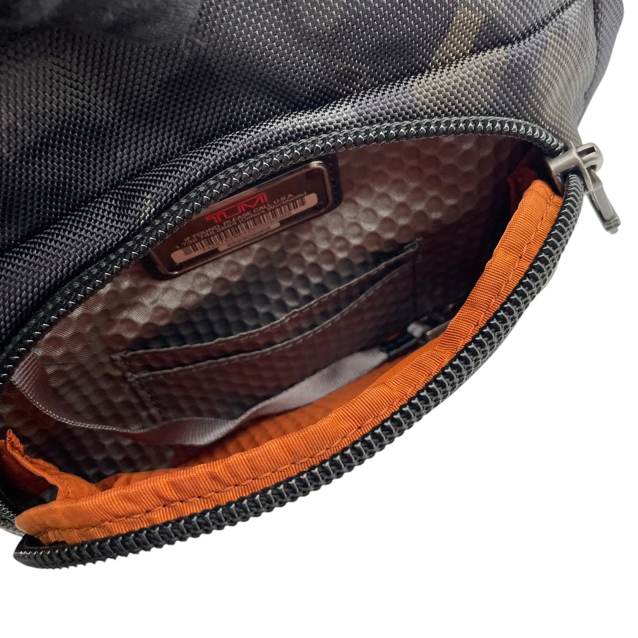 【美品】トゥミ TUMI ALPHA BRAVO ショルダーバッグ クロスボディ 迷彩 カモ柄 メンズ レディース 人気 定番 ビジネス カジュアル 通勤 通学 大容量 多機能 高耐久 旅行 シンプル 高級感 ブランド 上品 鞄 カバン 希少 S91