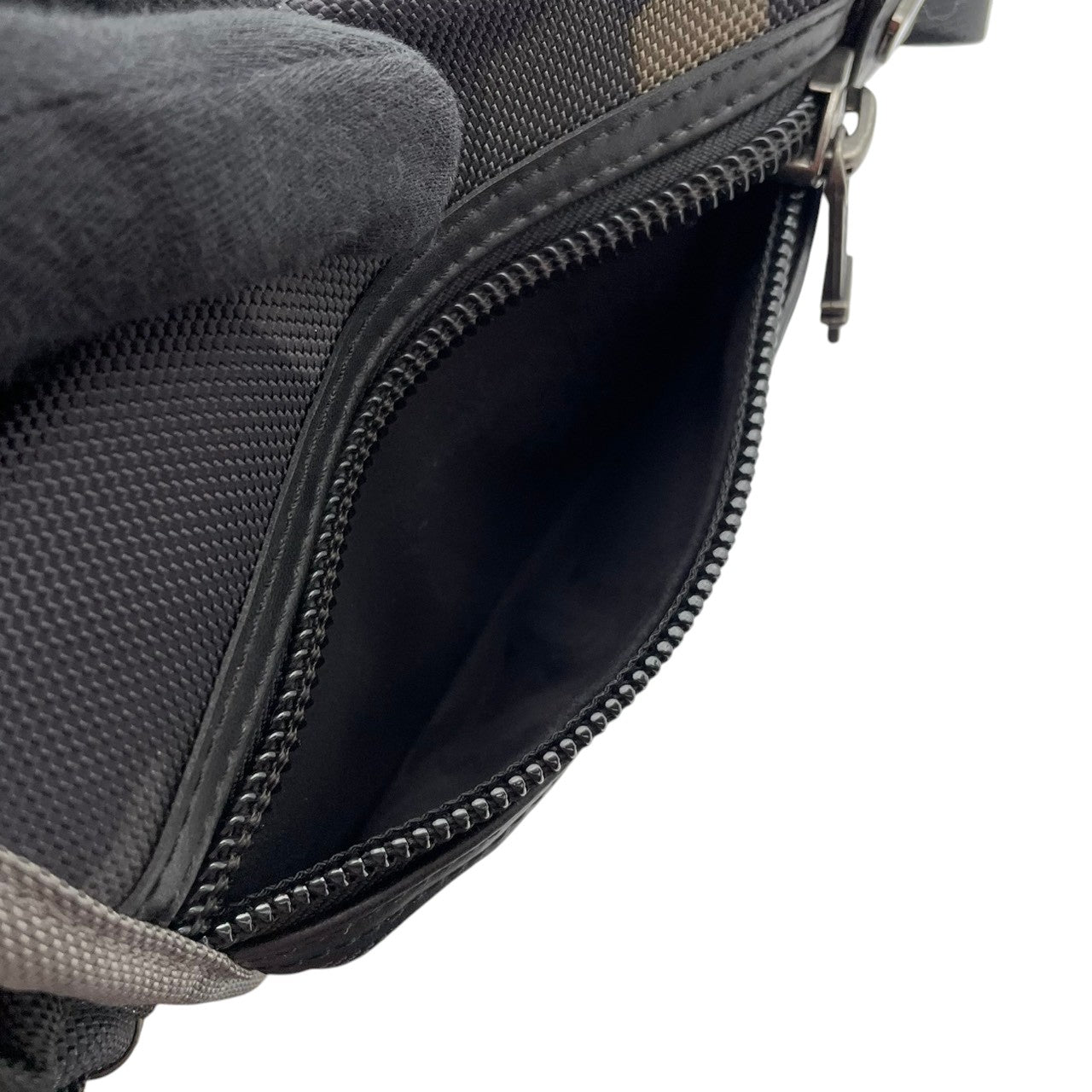 【美品】トゥミ TUMI ALPHA BRAVO ショルダーバッグ クロスボディ 迷彩 カモ柄 メンズ レディース 人気 定番 ビジネス カジュアル 通勤 通学 大容量 多機能 高耐久 旅行 シンプル 高級感 ブランド 上品 鞄 カバン 希少 S91