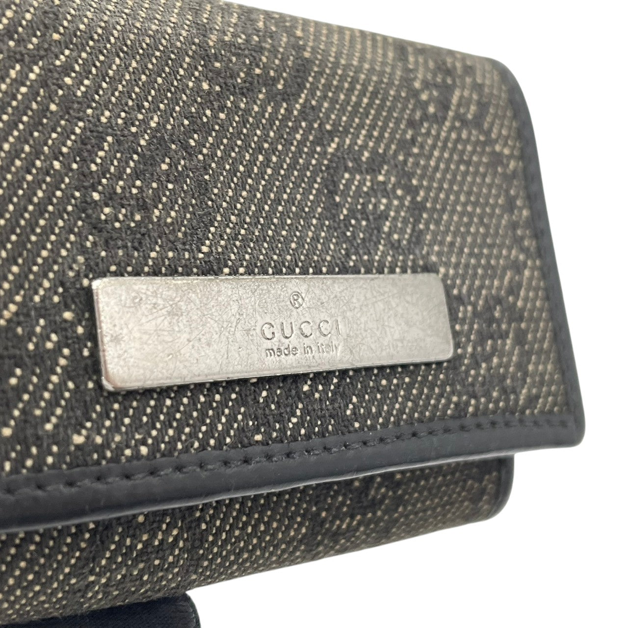 【良品】グッチ キーケース メタルバー GGキャンバス レザー 6連 ブラック 黒 シルバー金具 コンパクト ビジネス スタイリッシュ ミニ 鍵入れ メンズ レディース ユニセックス 人気 定番 ブランド 高級感 シンプル エレガント 普段使い ギフト W3