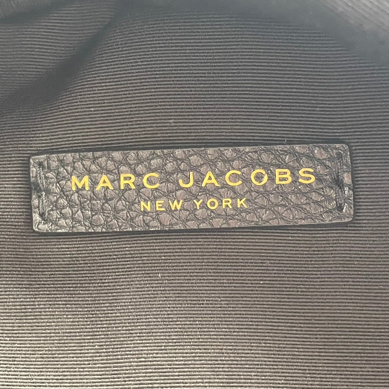 【美品】マークジェイコブス リュック・デイパック エブリデイ エクスプローラー バックパック レザー 革 黒 ブラック メンズ レディース 通勤 通学 ビジネス カジュアル 大容量 旅行 おしゃれ 高級感 シンプル 上品 A4収納 普段使い 鞄 S76