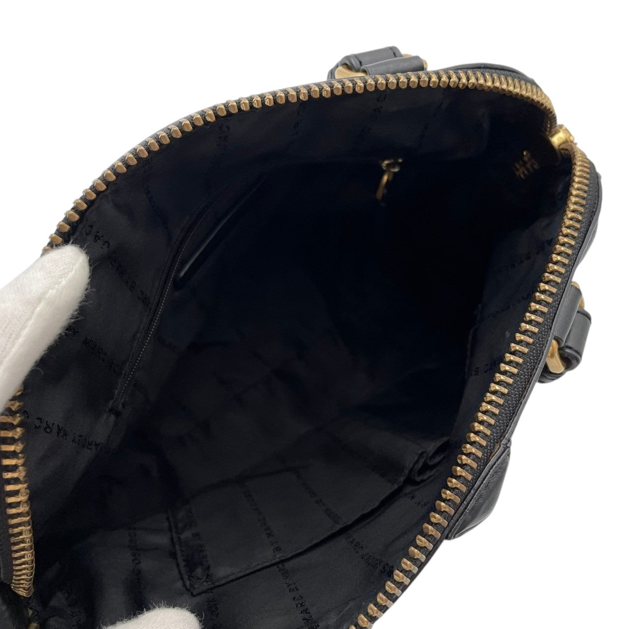 マークバイマークジェイコブス バッグ ハンドバッグ ショルダーバッグ 2WAY レザー サッチェル 本革 ブラック 黒 ゴールド金具 クラシック エレガント スタイリッシュ カジュアル 上品 お出かけ 旅行 デイリー 通勤 通学 定番 人気 S95