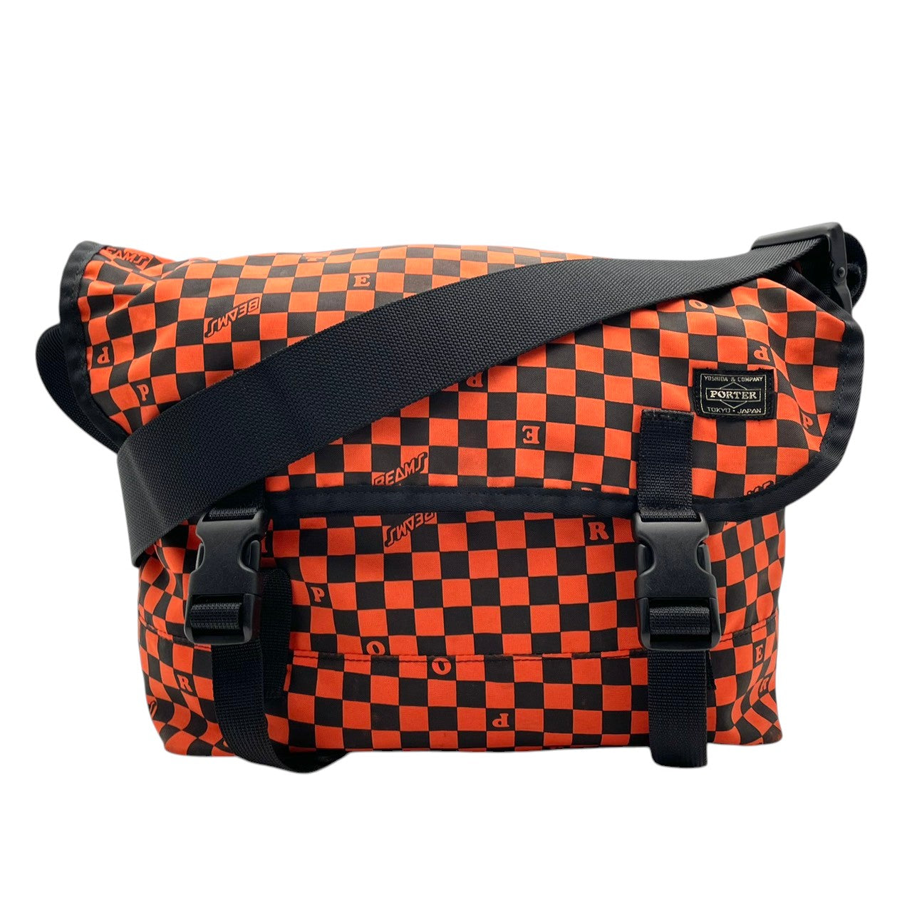 【良品】ポーター ビームス コラボ 別注 メッセンジャーバッグ ショルダーバッグ 斜め掛け ナイロン オレンジ ブラック 黒 市松模様 チェッカーフラッグ 総柄 レア 希少 限定品 メンズ レディース スタイリッシュ カジュアル A4収納 S83