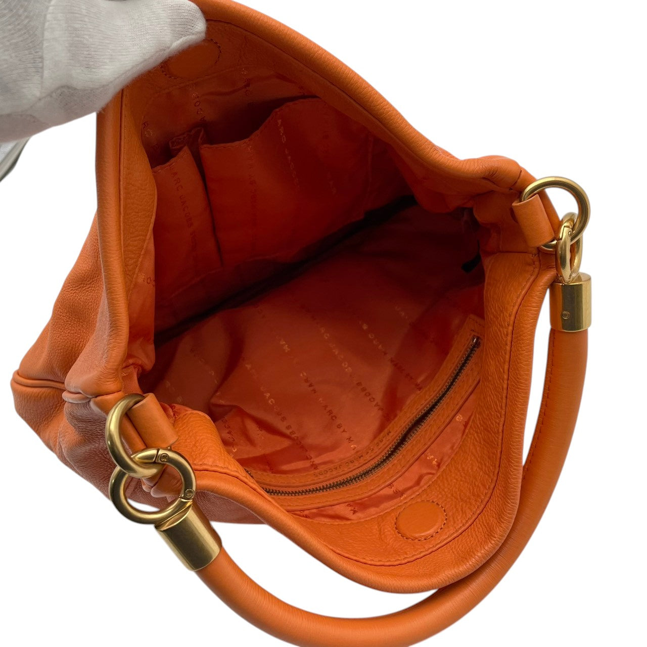 【美品】マークバイマークジェイコブス バッグ ハンドバッグ ショルダーバッグ 2WAY クラシック Q サッチェル 本革 レザー オレンジ ゴールド金具 斜め掛け 肩掛け クラシック エレガント スタイリッシュ 上品 お出かけ 旅行 デイリー 通勤 S10